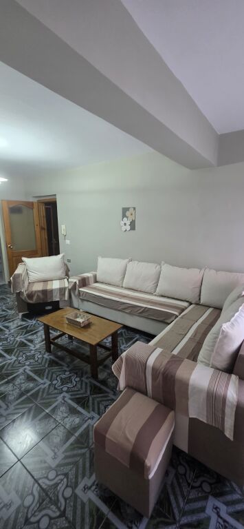 1+1, 5° piano esistente di un edificio di 15 piani centro, 550 mila lek