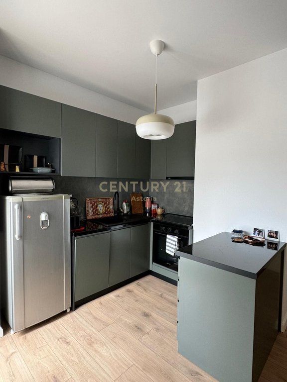SHITET APARTAMENT 2+1 PRANE RRUGES SE KAVAJES