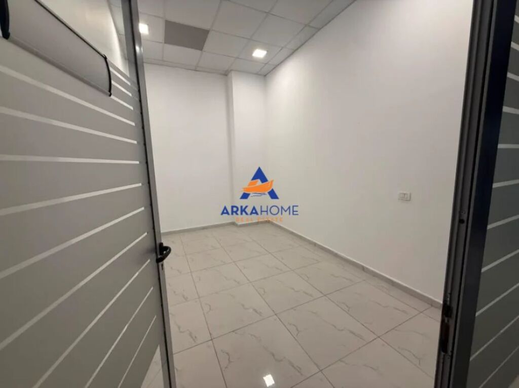 JEPET ME QIRA AMBIENT BIZNESI 415 M2 "STACIONI I TRENIT" 8300 EURO