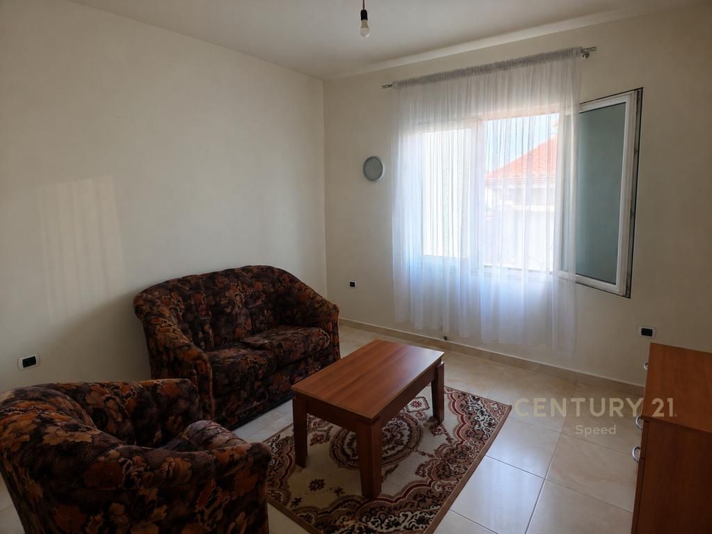Ofrohet me qira apartament 1+1 në katin e 3-të të një vile private në zonën e 5 Majit.