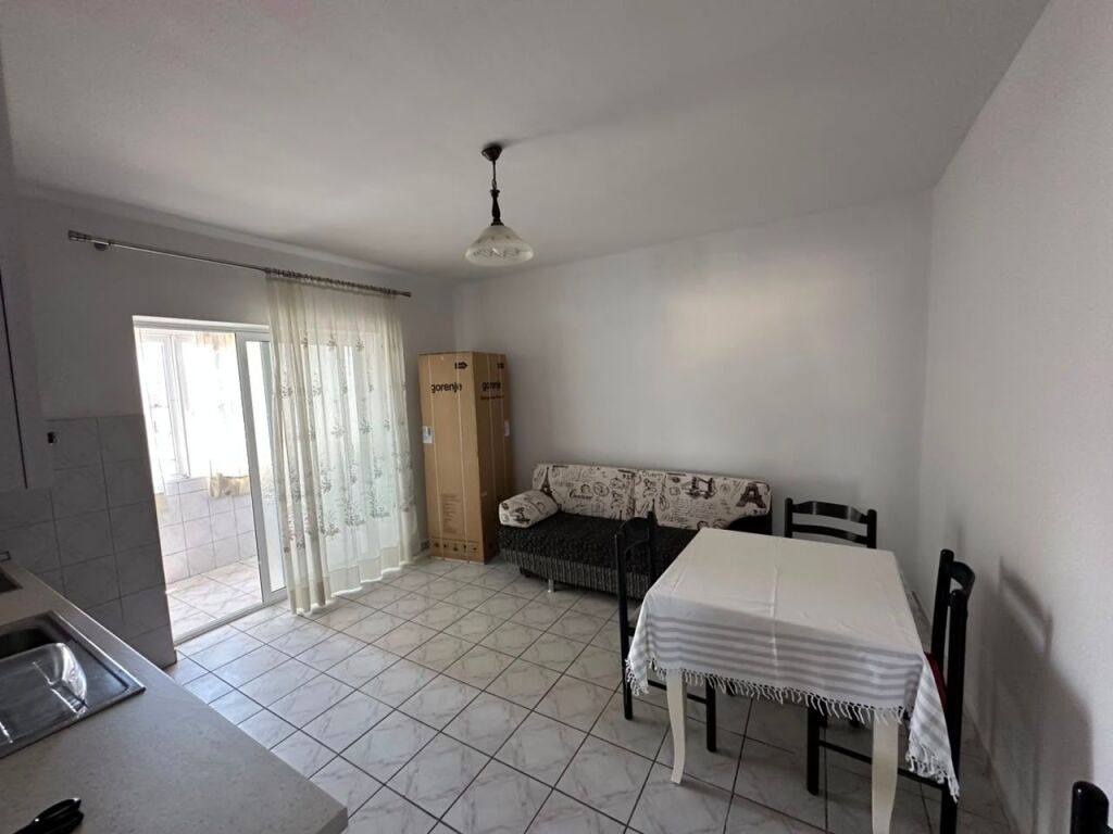 Apartament 1+1 per qera, Rr Elbasanit, Tirane.