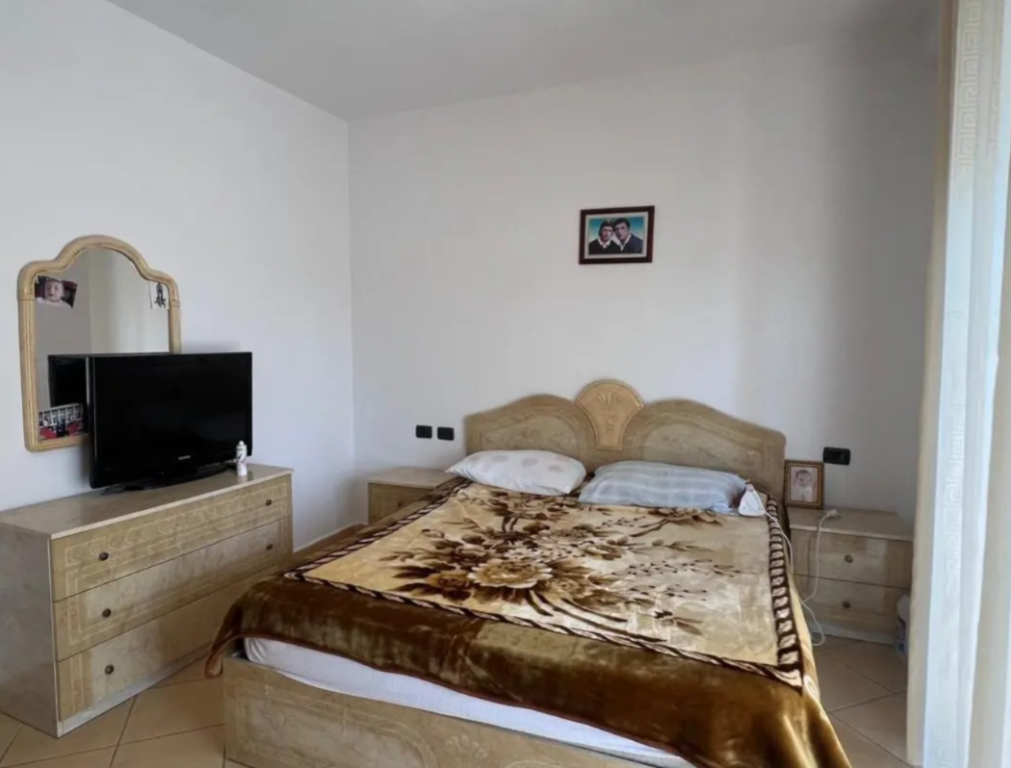 Shitet apartament 2+1+2+Verande tek Fresku , Rruga Sotir , Caci , prane Restorant Fresku .