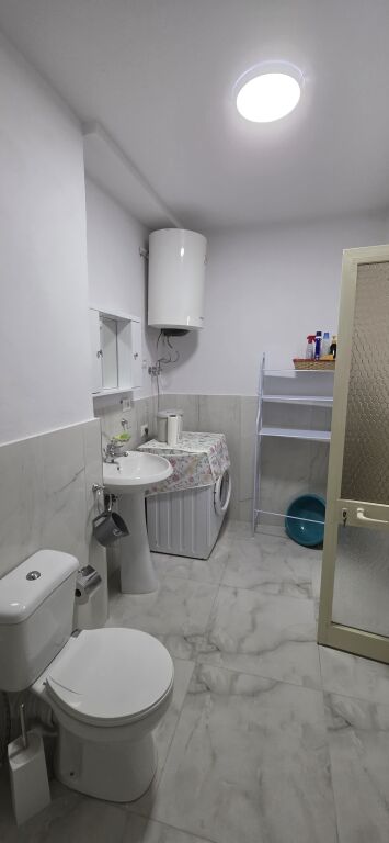 1+1, 5° piano esistente di un edificio di 15 piani centro, 550 mila lek