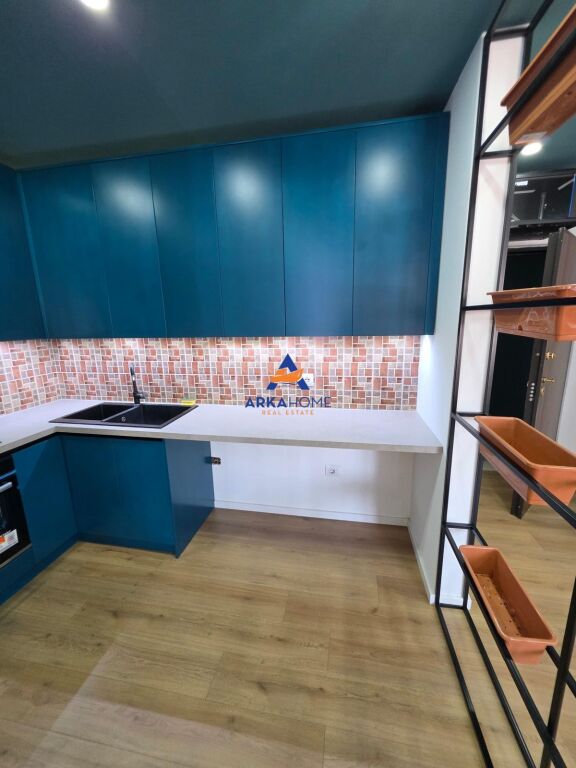 OFFICE FOR RENT 75 M2 "CONCORD CENTER, 21 DECEMBER" 100,000 LEKE