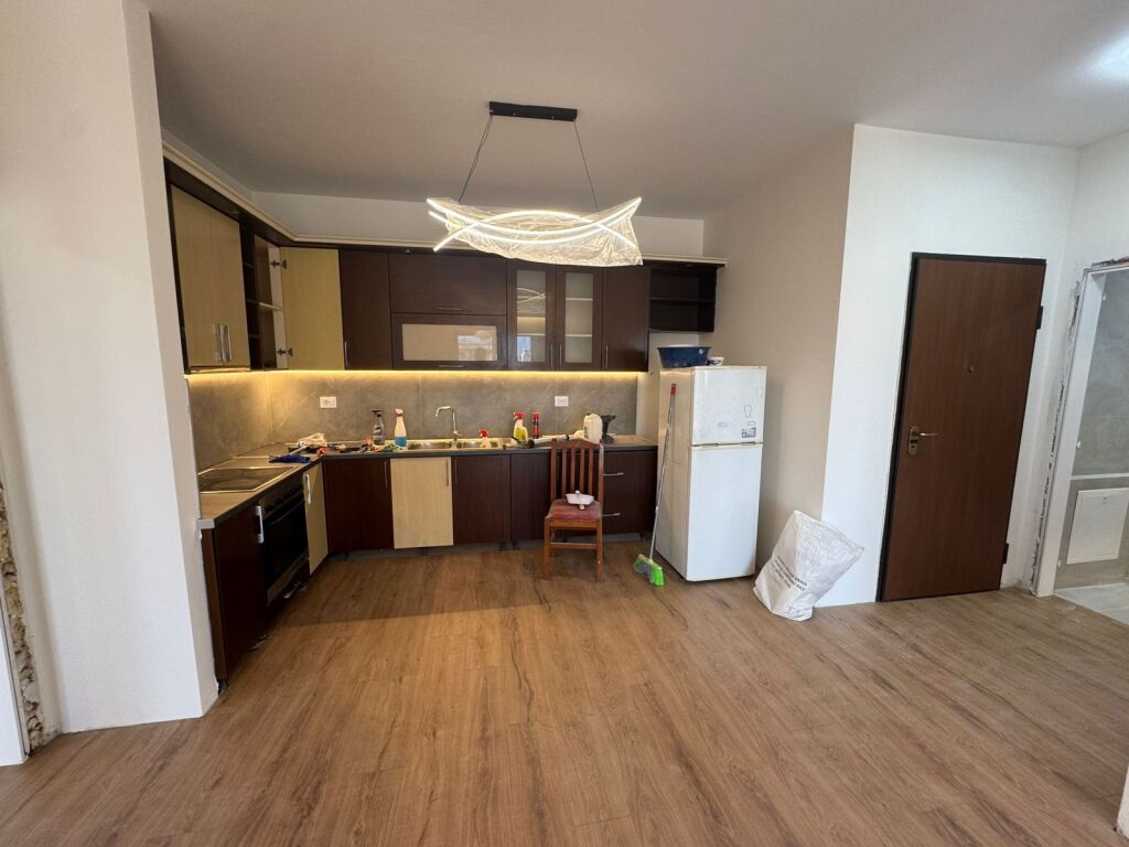 Shitet apartament 2+1+2, Astir