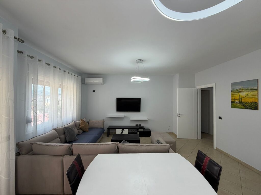 Near 9 Kateshet, near the General Prosecutor's Office of Tirana, an apartment is for rent, 2+1+2, furnished. 1,000 Euro   