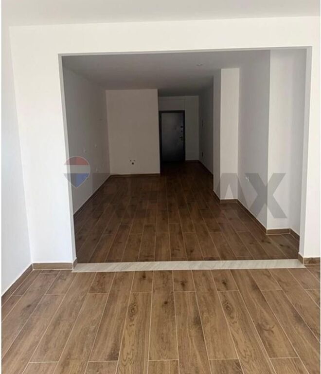 Shitet apartament 1+1 tek Stacioni i Trenit