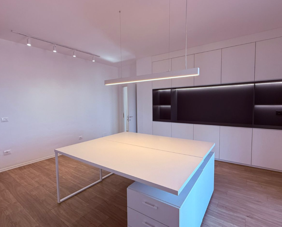 Appartamento 2+1+2 per ufficio in affitto presso Rezidenca Garden Building, Rruga e Kavajes.