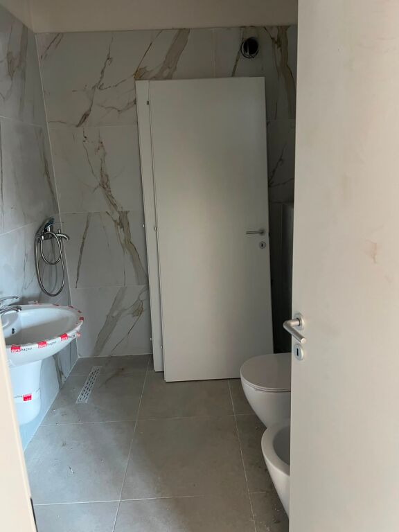 🏡 Shitet Apartament 2+1 në Yzberisht!