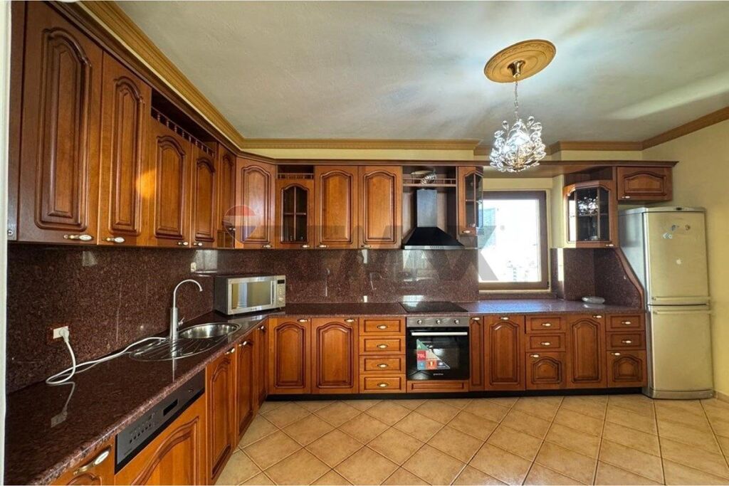 APARTAMENT 3+1+2 PER SHITJE , TRENI