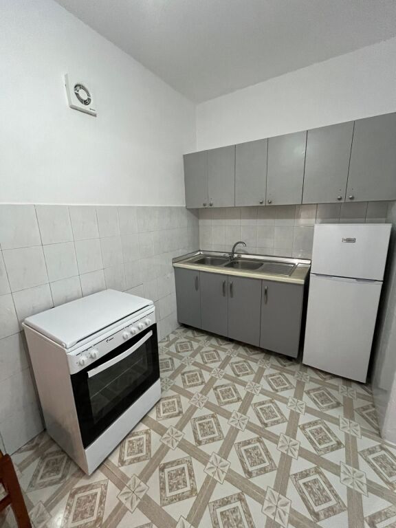 Tirane, house for rent 2+1+Balcony 1st Floor, 110 m² 600 € (Kristina Koljaka, 150m from American Hospital 2, Tirana)
