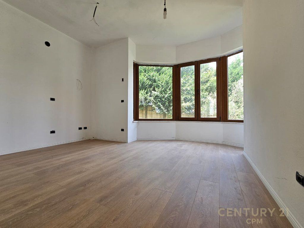 VILLA SU DUE PIANI IN VENDITA A VISHNJE, VICINO A TEG