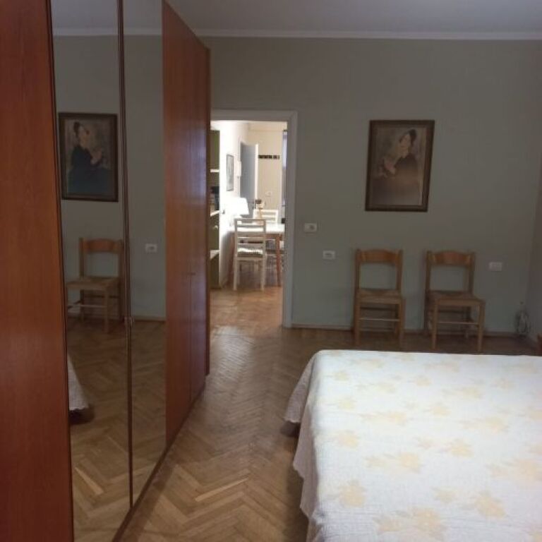 Jepet apartament 1+1 me qira ne Qender , tek Dollari , Sheshi Skenderbej .
