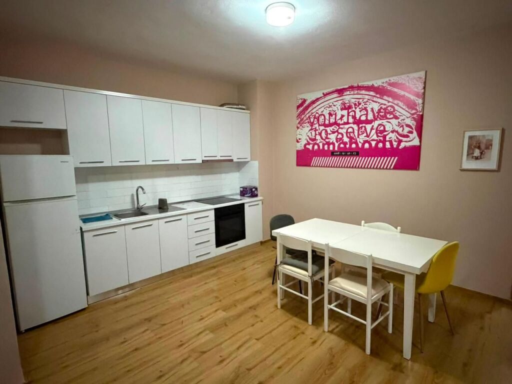 Jepet apartament 2+1+Post Parkimi me qira tek Komuna e Parisit , prane Kompleksit Kika 2 .