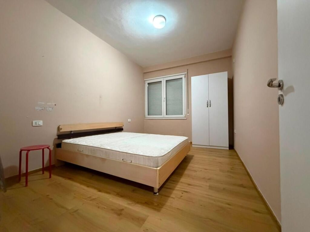 Jepet apartament 2+1+Post Parkimi me qira tek Komuna e Parisit , prane Kompleksit Kika 2 .