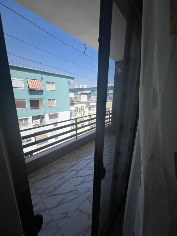 Jepet me qera apartment 2+1 te bar unik YZBERISHT 50000 lek mobiluar ashensor  
