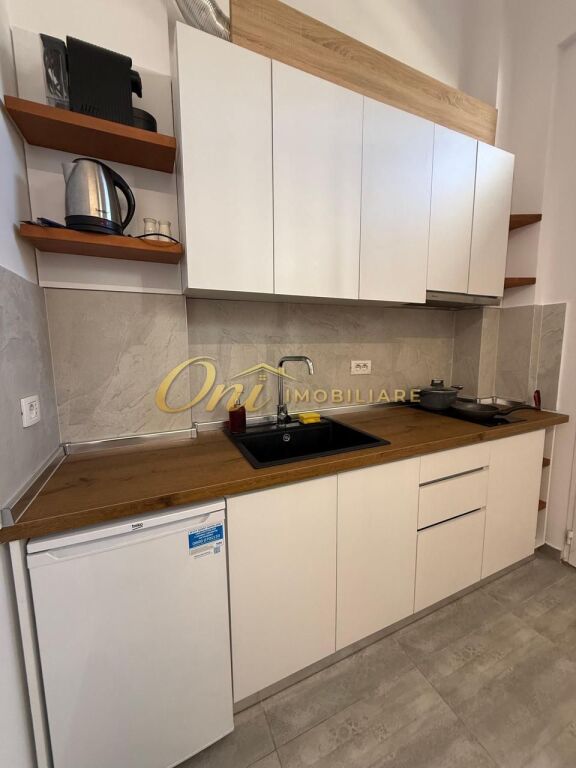 21 DHJETORI, GARSONIERE PER QERA
