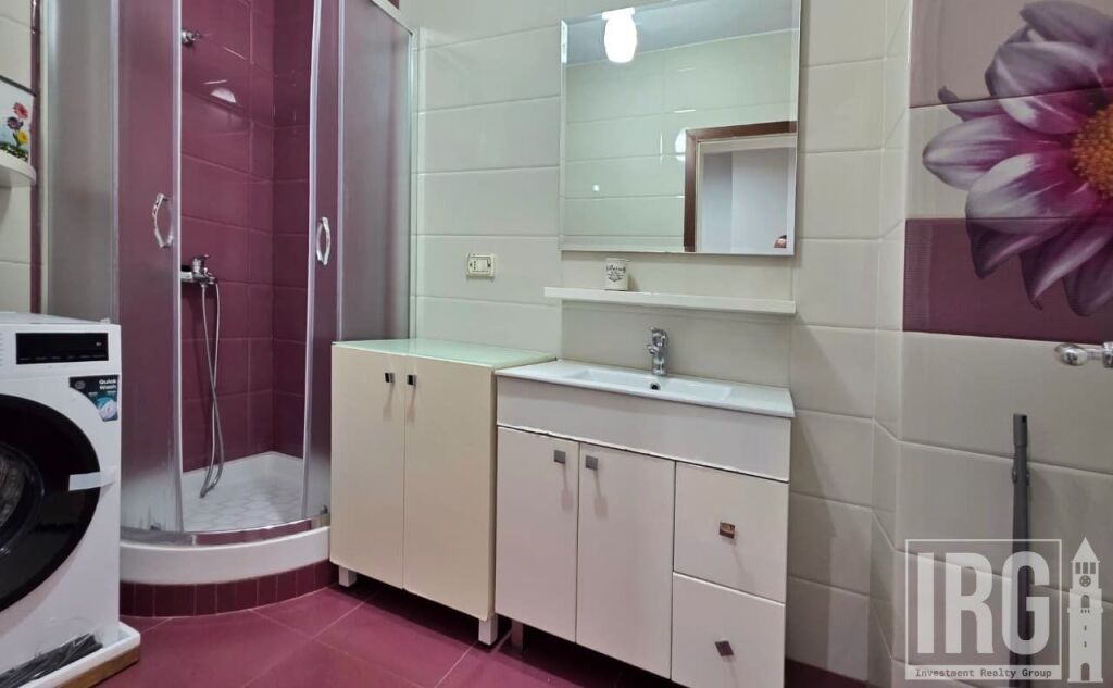 Jepet me qira apartament modern 2+1+2 tek Kompleksi E-88 , ish Ekpozita , Rruga Myslym Shyri .