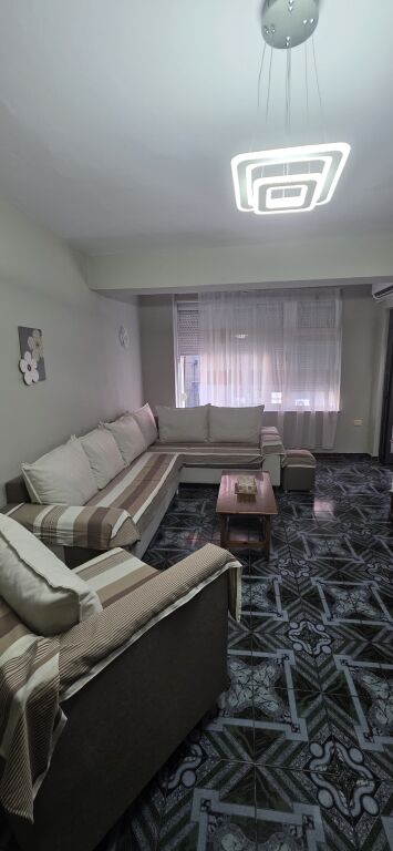 1+1, 5° piano esistente di un edificio di 15 piani centro, 550 mila lek