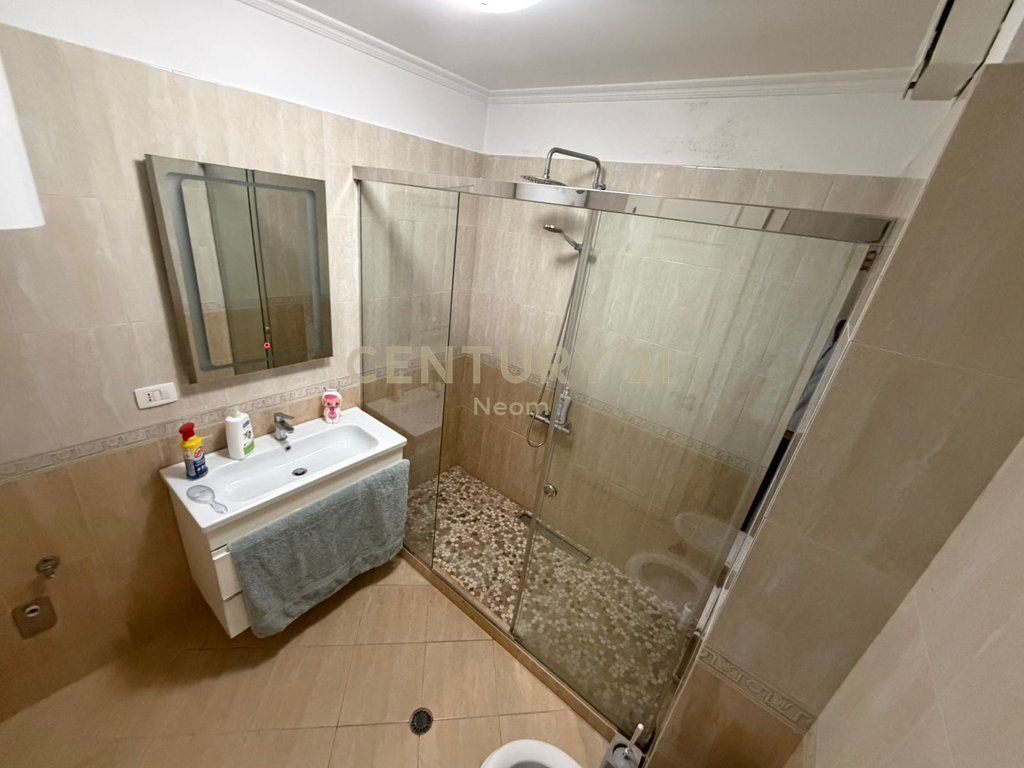 APPARTAMENTO 2+1+2 IN AFFITTO SENZA SPESE CONDOMINIALI, VICINO AL GIARDINO ZOOLOGICO - 110000 ALL 1.200 € /Mese 110.000 Lek /Mese