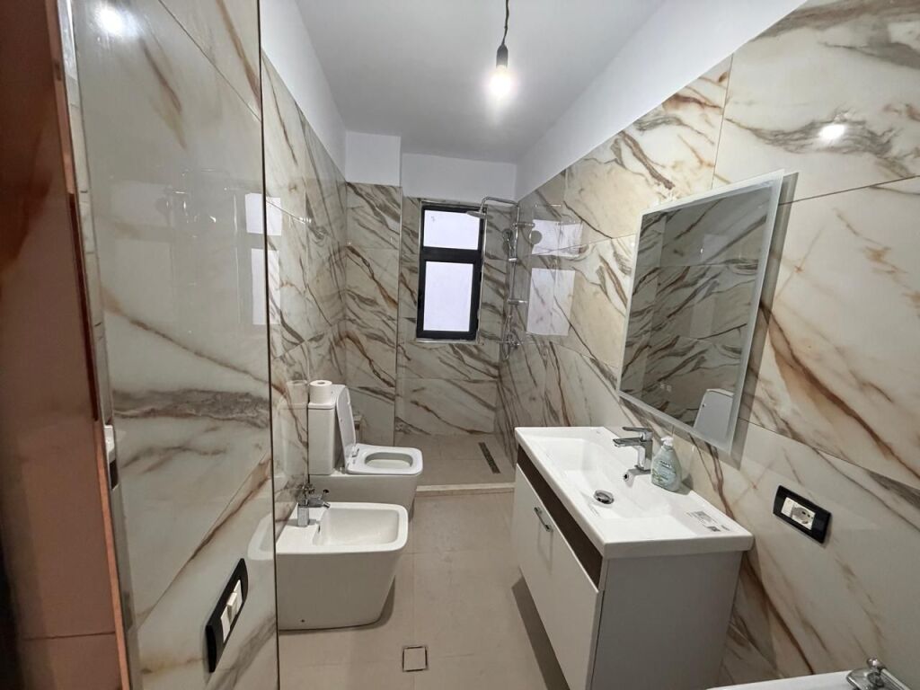 Appartamento 2+1+ cucina con ingresso indipendente in affitto alla fine di Bulevardi i Ri.
