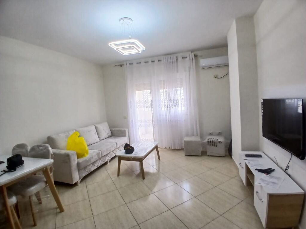 Jepet Me Qera Apartament 1+1+1 Ballkon
