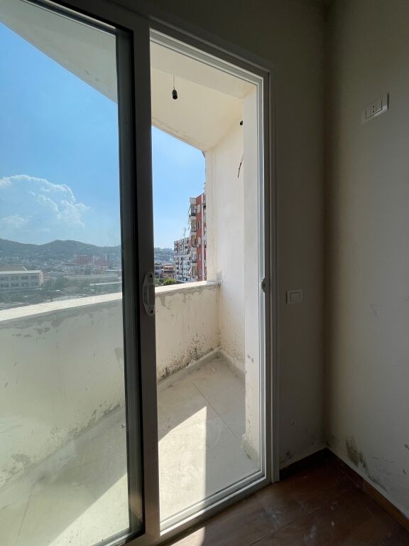 Shitet Apartament 2+1 tek Kmy Yzberisht