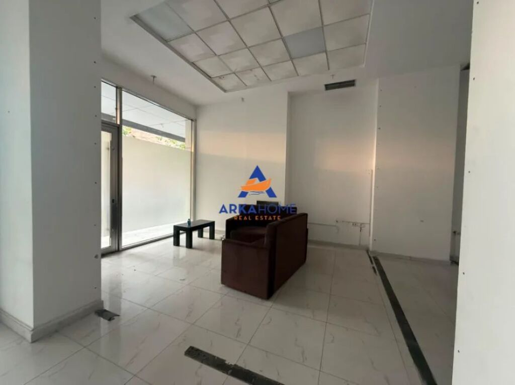 JEPET ME QIRA AMBIENT BIZNESI 415 M2 "STACIONI I TRENIT" 8300 EURO