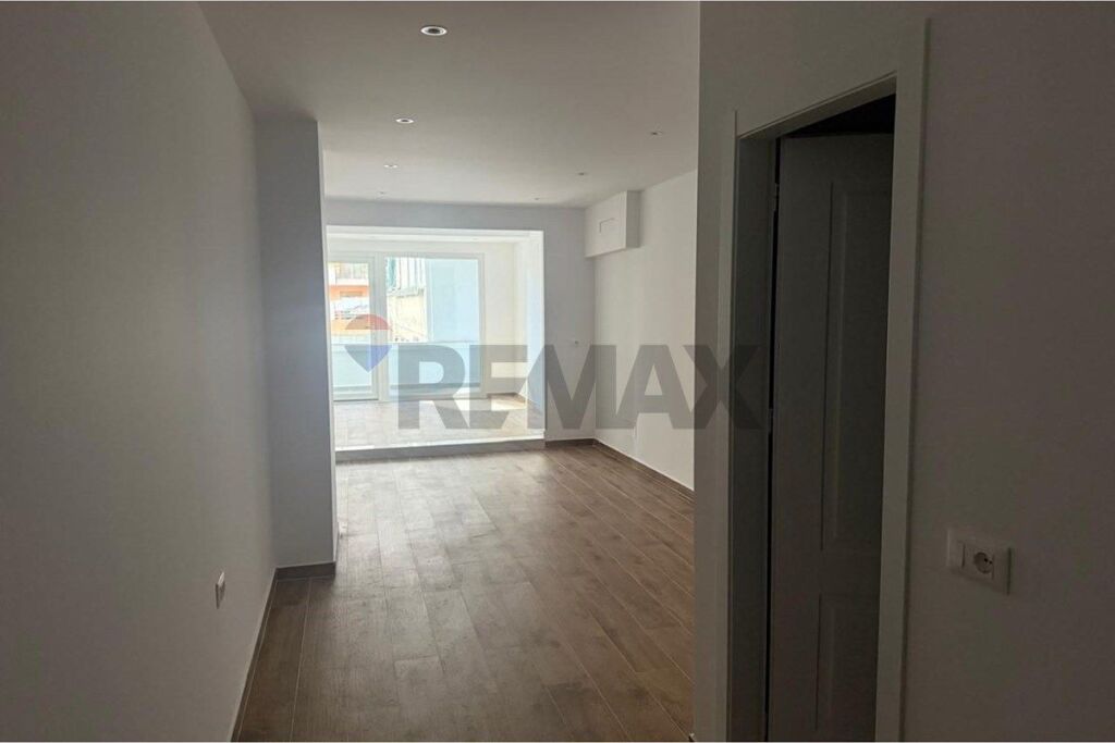 Shitet apartament 1+1 tek Stacioni i Trenit