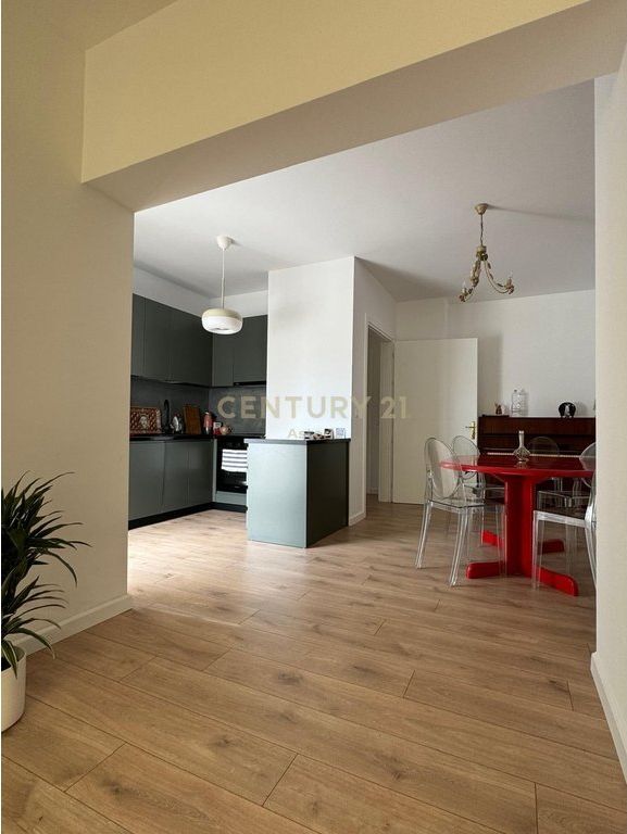 SHITET APARTAMENT 2+1 PRANE RRUGES SE KAVAJES