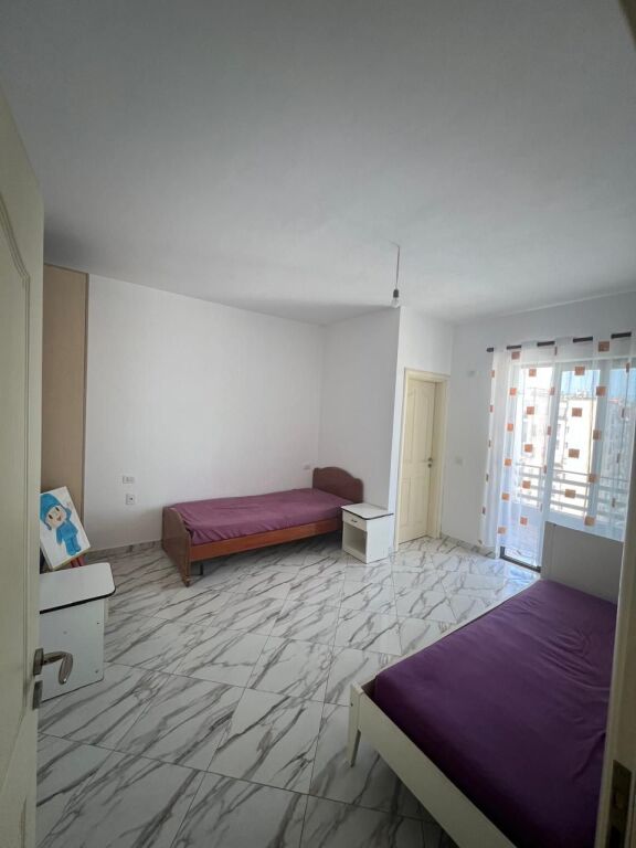 Jepet me qera apartment 2+1 te bar unik YZBERISHT 50000 lek mobiluar ashensor  