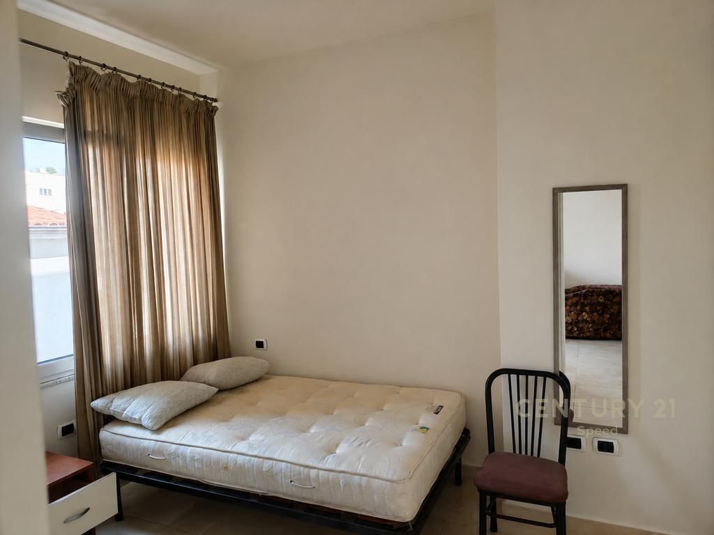 Ofrohet me qira apartament 1+1 në katin e 3-të të një vile private në zonën e 5 Majit.
