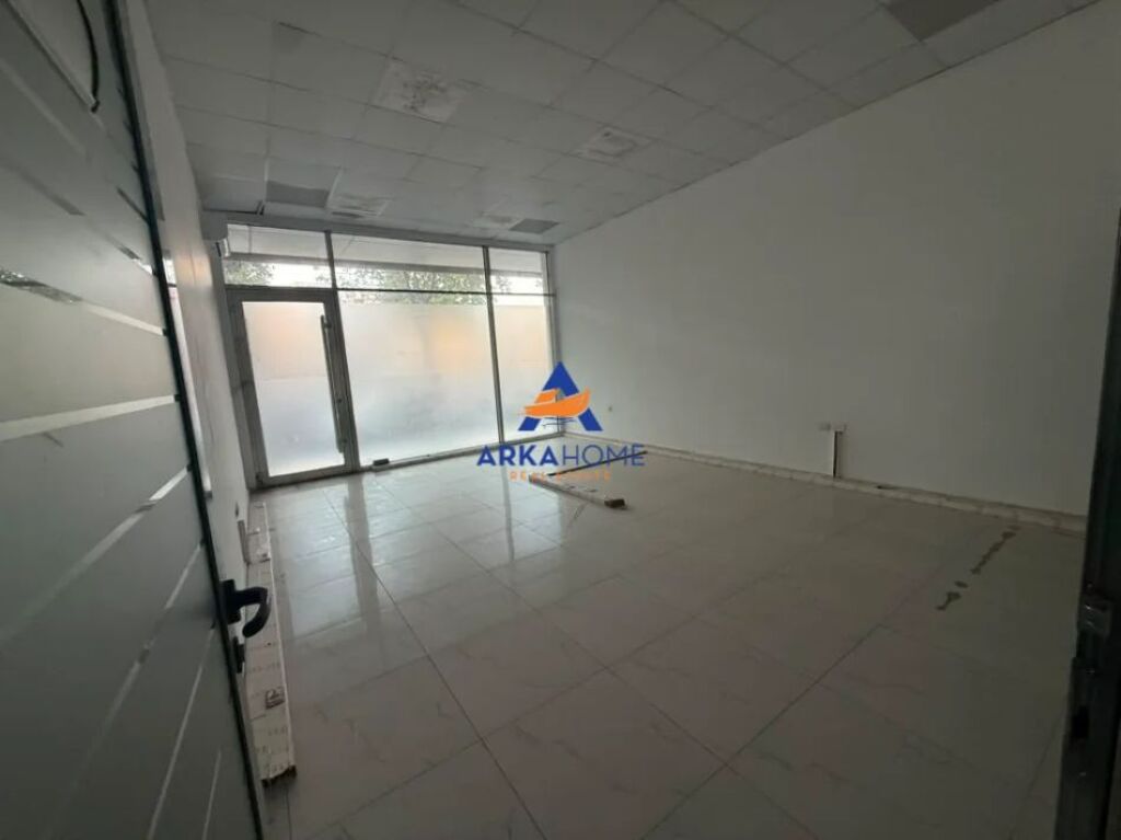 JEPET ME QIRA AMBIENT BIZNESI 415 M2 "STACIONI I TRENIT" 8300 EURO