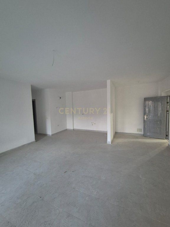 APARTAMENT 3+1+2 PER QIRA NE RRUGEN 5 MAJI
