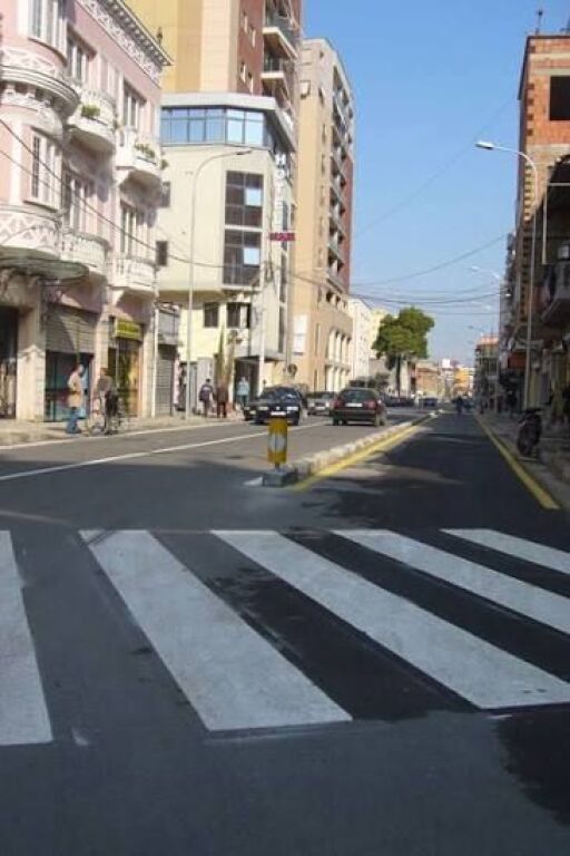 Qera, Ambient Biznesi, Rruga e Barrikadave