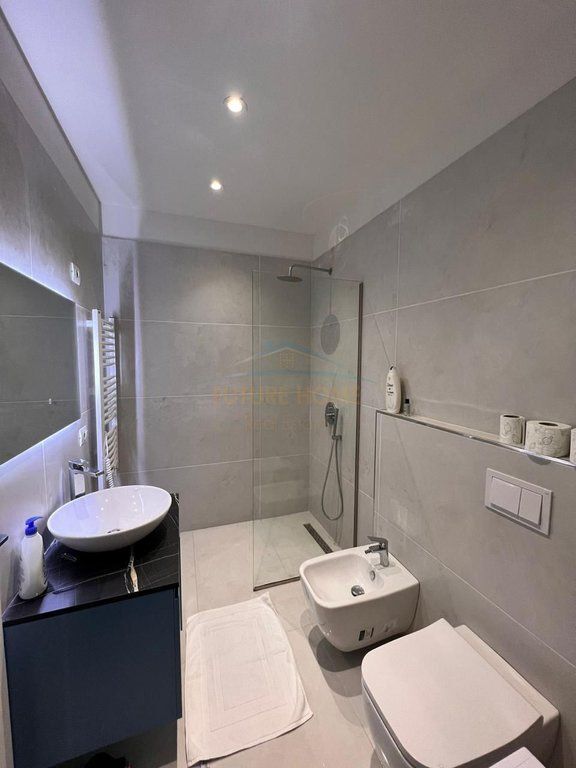 Disponiamo in vendita un appartamento moderno e completamente arredato, situato in una zona molto richiesta della Nuova Anello.