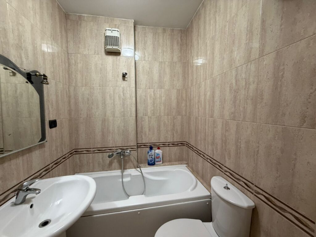 Near 9 Kateshet, near the General Prosecutor's Office of Tirana, an apartment is for rent, 2+1+2, furnished. 1,000 Euro   
