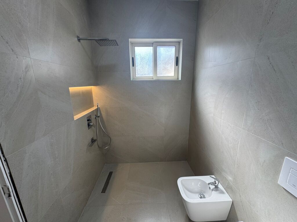 Shitet apartament 2+1+2, Astir