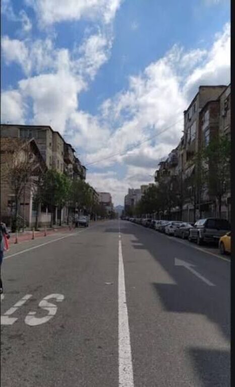 Qera, Ambient Biznesi, Rruga e Barrikadave