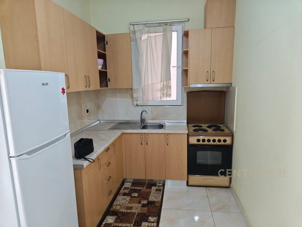 Ofrohet me qira apartament 1+1 në katin e 3-të të një vile private në zonën e 5 Majit.