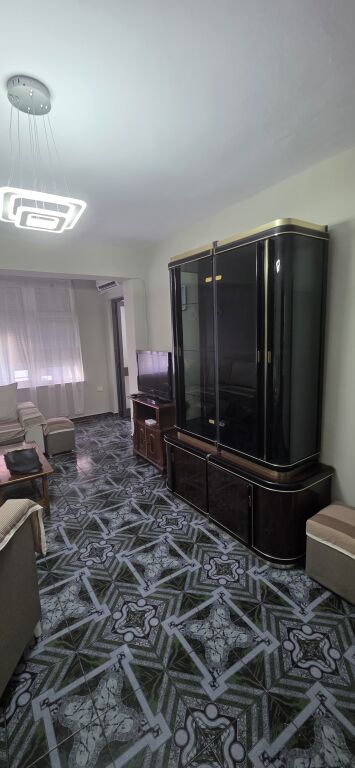 1+1, 5° piano esistente di un edificio di 15 piani centro, 550 mila lek