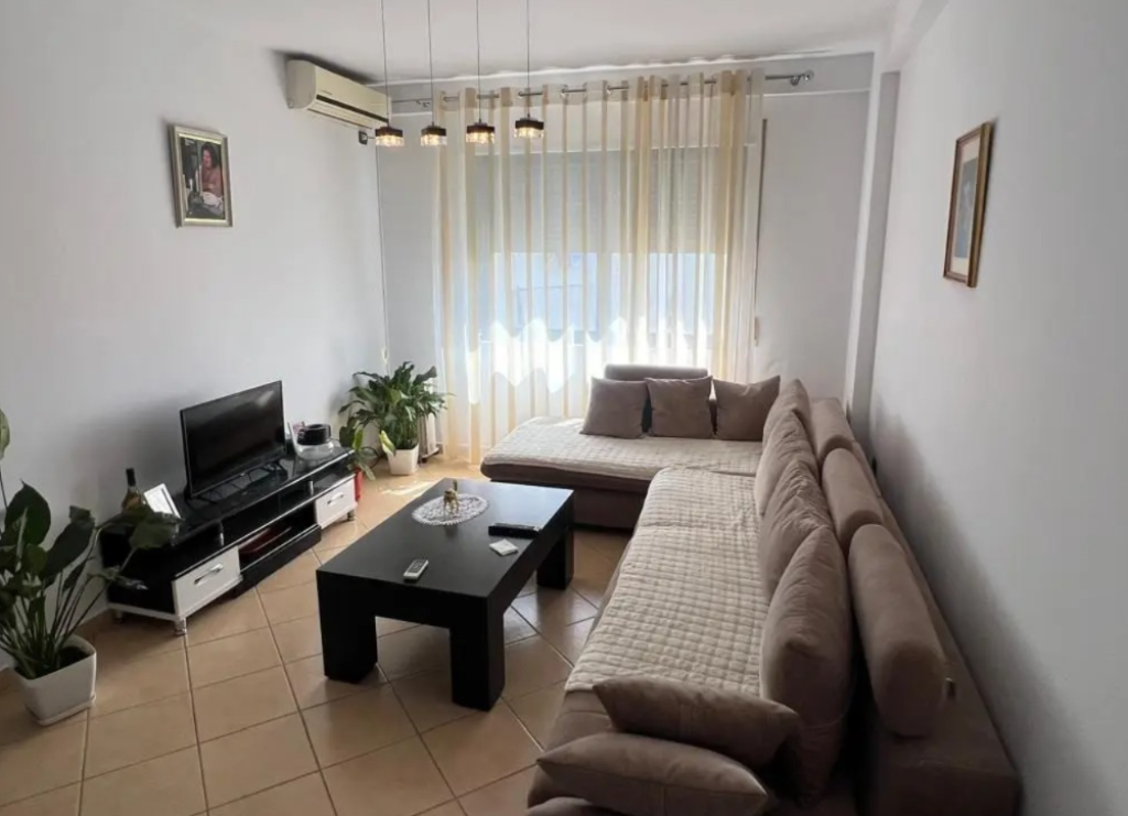 Shitet apartament 2+1+2+Verande tek Fresku , Rruga Sotir , Caci , prane Restorant Fresku .