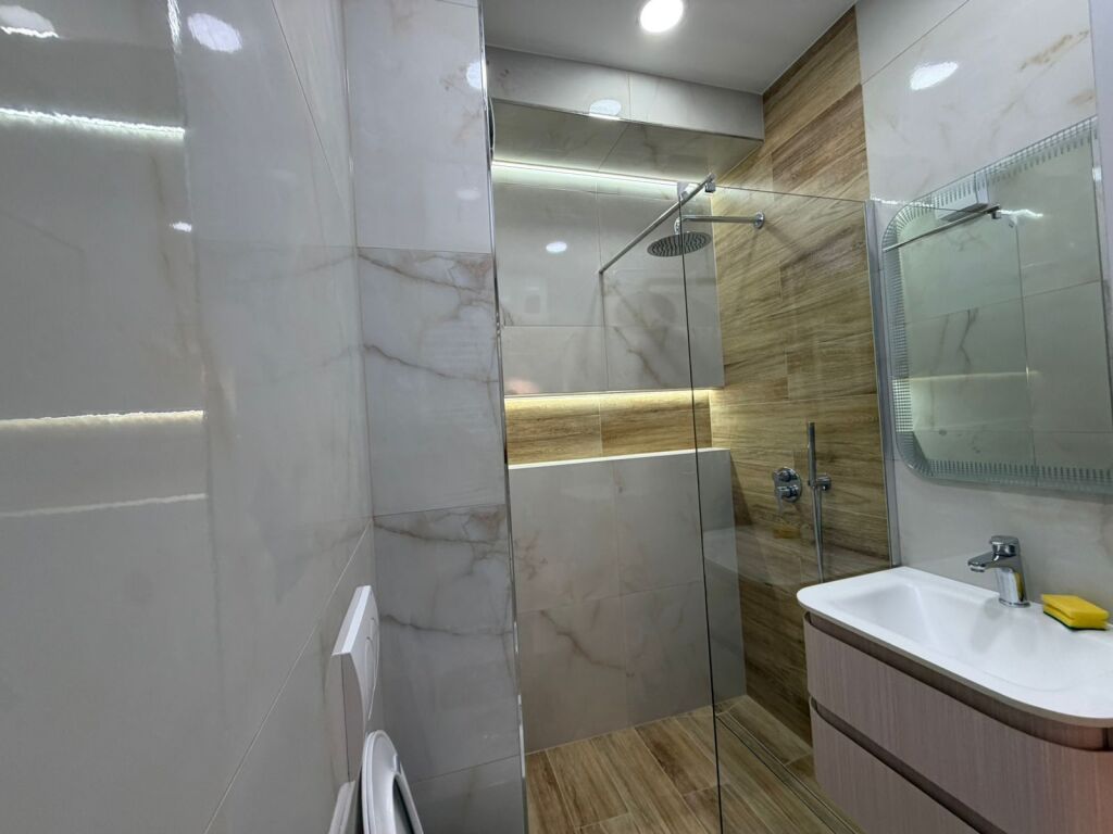 Comune di Parigi Affittasi 1+1 (Kristal Center)