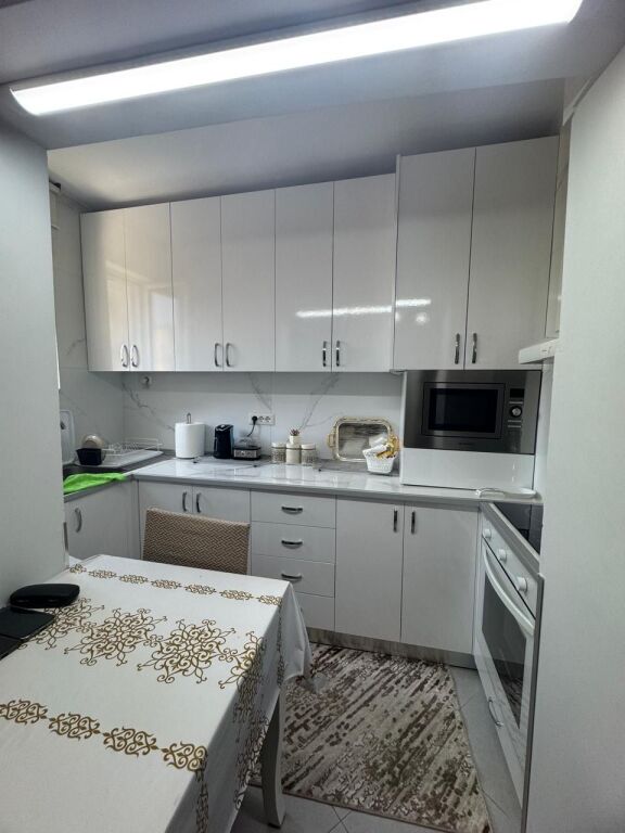 Apartament 1+1 per qera tek Rruga e kavajes !