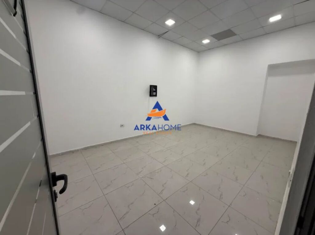 JEPET ME QIRA AMBIENT BIZNESI 415 M2 "STACIONI I TRENIT" 8300 EURO