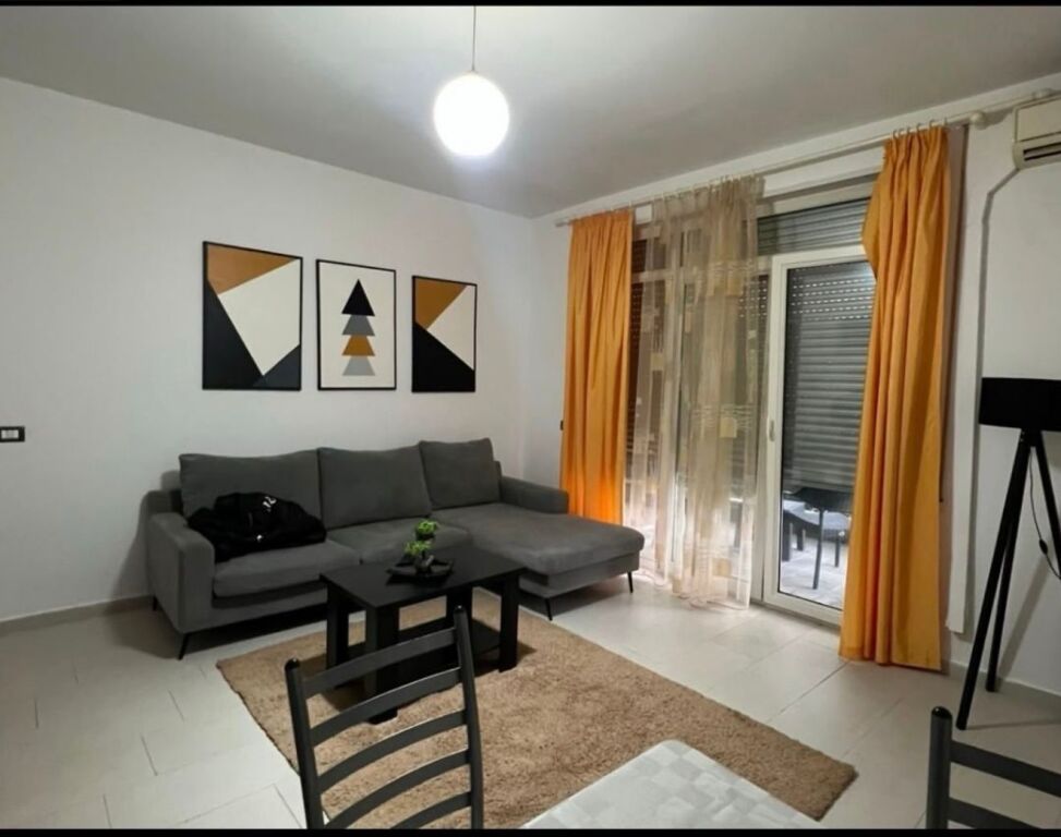 Jepet me qera 1+1 mobiluar kopshti botanik 50000 lek