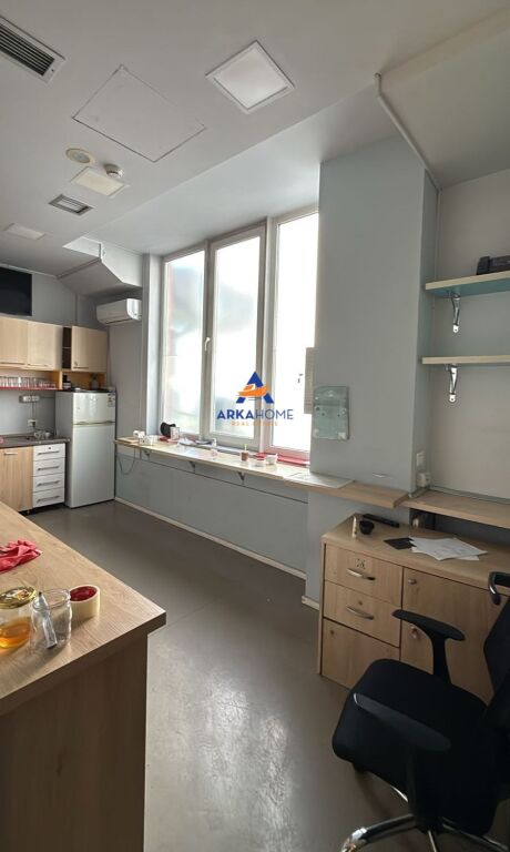 BUSINESS PREMISES FOR RENT 600 M2 "NEAR THE ARTISTIC HIGH SCHOOL" 15,000 EURO