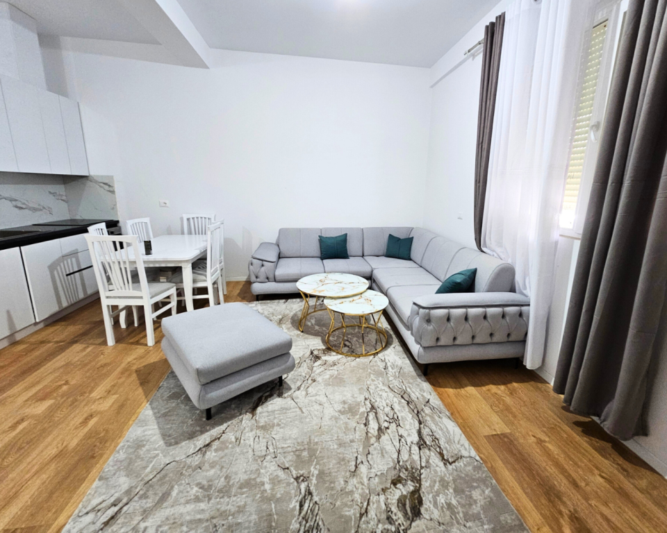 Prane Shkolles Se Kuqe Shitet Apartament 1+1 I Mobiluar!
