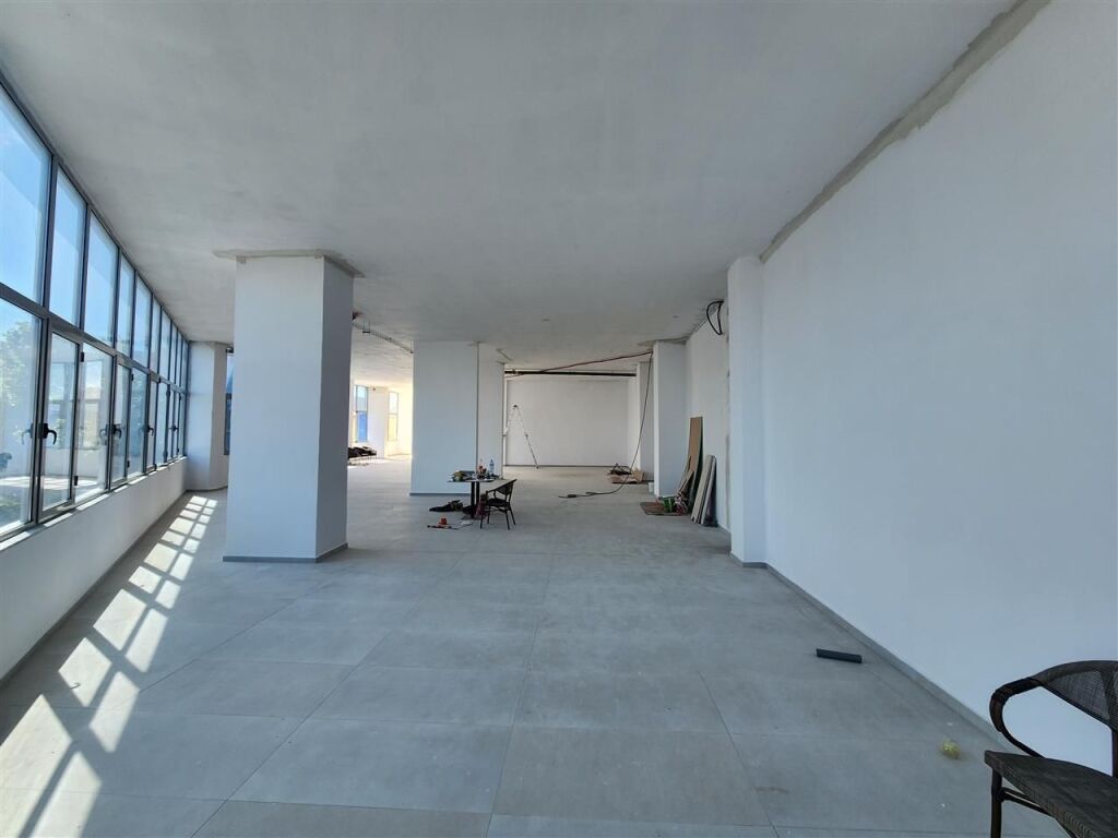 Ambjent biznesi me qera 250 m2