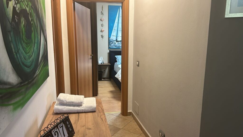 🏠 Jepet me qira apartament 2+1  📍 Në qendër të Tiranës, tek 9-katëshet, tek Prokuroria 💰 Çmimi: 80,000 lekë/muaj